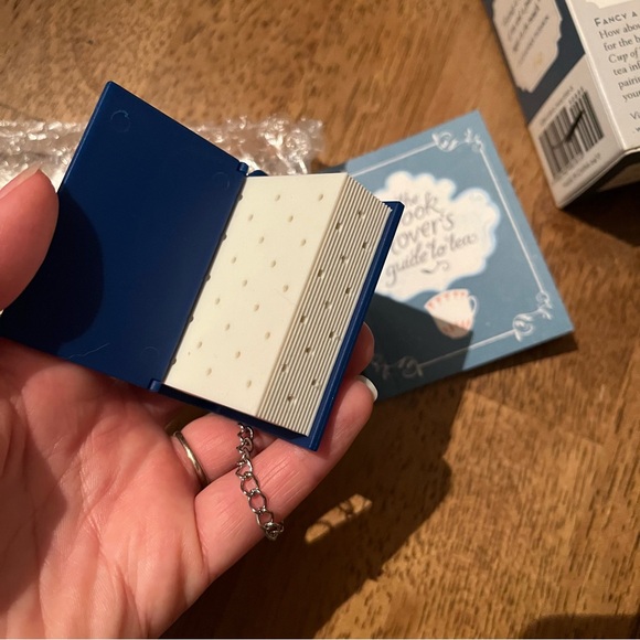 NWT book lover’s silicone tea infuser - Picture 3 of 5